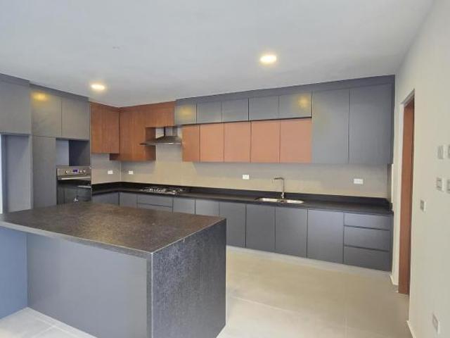 Casa nueva con alberca en zona country