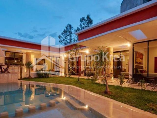 Casa nueva con jardín