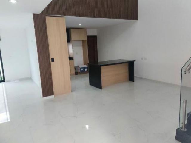 CASA NUEVA CON RECAMARA EN PLANTA BAJA EN FRCC PRIVADO.