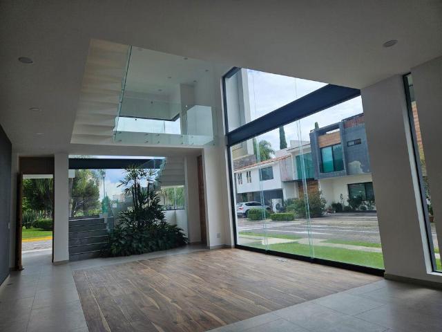 Casa nueva con Roof en Venta en Jard?n Real coto 3 Zapopan