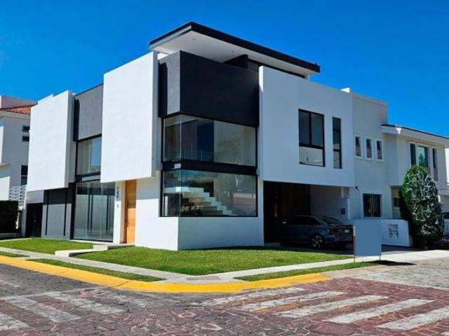Casa nueva con Roof en Venta en Jardín Real coto 3 Zapopan