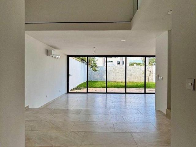 Casa nueva de diseño contemporáneo dentro de la ciudad de Mérida