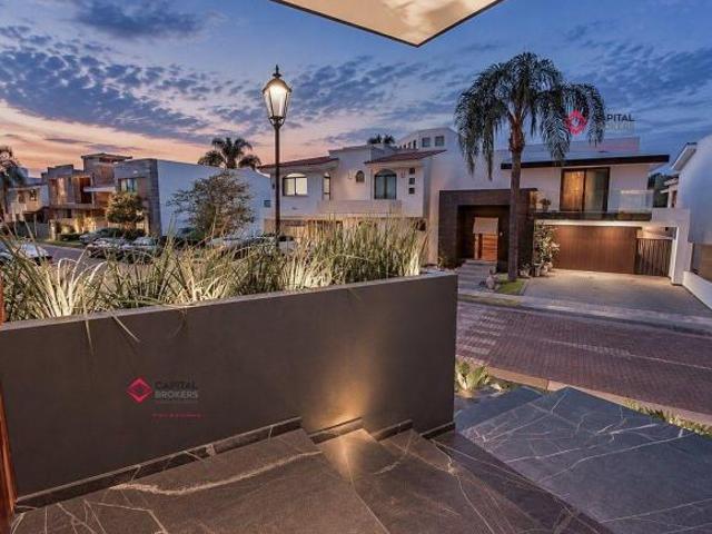 Casa nueva de lujo en venta Jardín Real frente a parque