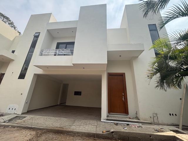 CASA NUEVA DE 3 NIVELES MUY AMPLIA EN PRIVADA