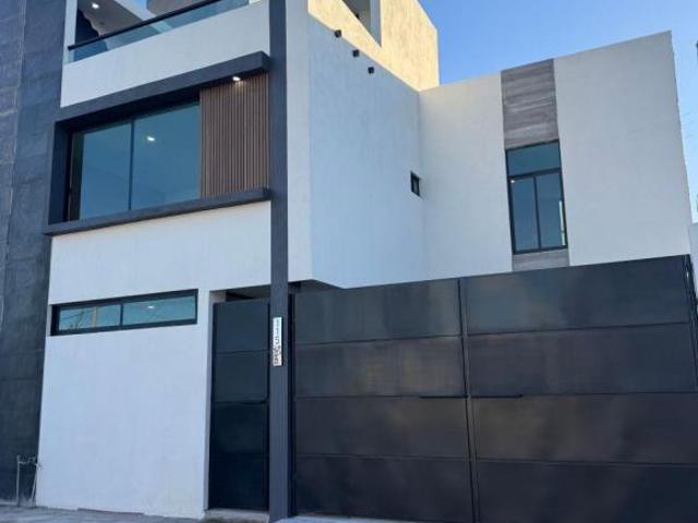 Casa nueva de 3 recamaras con terraza y cuarto de servicio en azotea