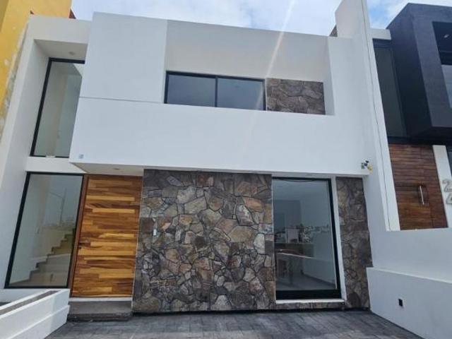 Casa Nueva en Altozano, Coto de los Cisnes | 4 Recámaras, 4 Baños
