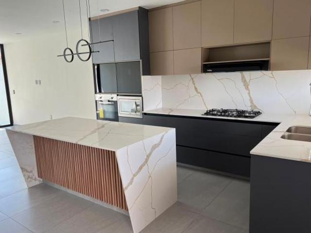 Casa nueva en coto privado con alberca y vista a la ciudad !
