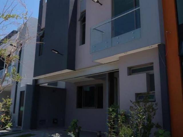 Casa nueva en Jardín Real dentro de coto