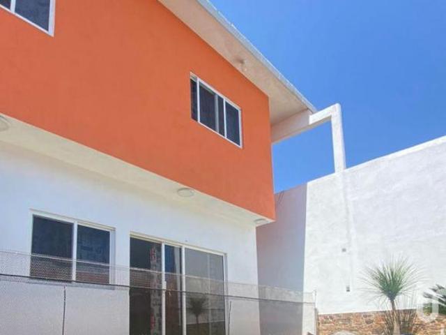 Casa nueva en Jiutepec zona CIVAC con amplios espacios y equipamiento completo