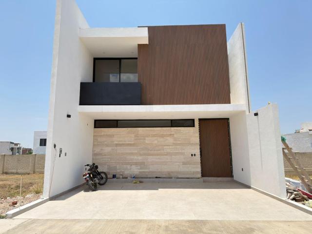 CASA NUEVA EN RENTA MAYORCA RESIDENCIAL LEON GTO ZONA SUR.PRIVADA CON ALBERCA, GYM Y ?REAS VERDES