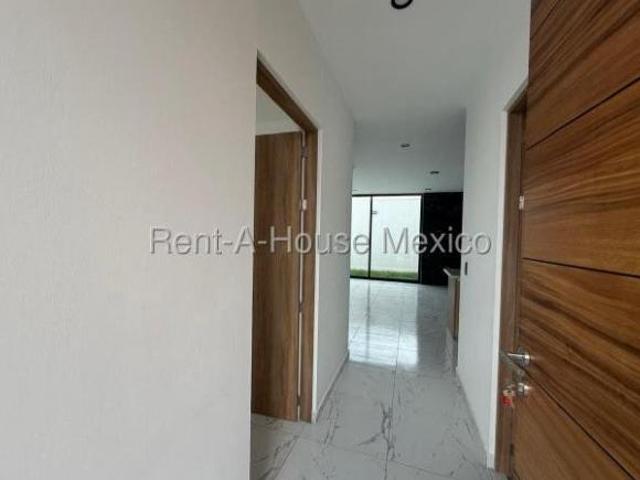 Casa Nueva en Rodanta zona Zen Life | Estudio o 4ta recámara en Planta Baja