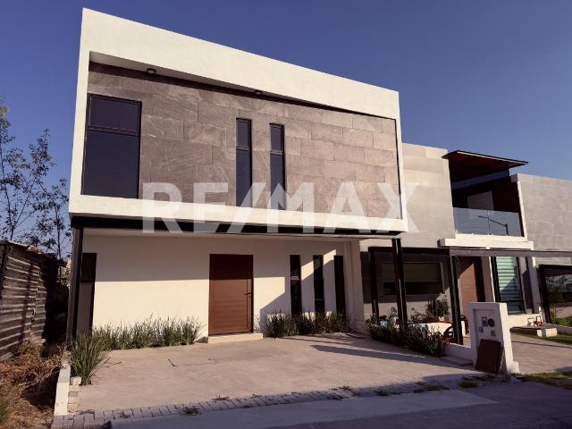 CASA EN VENTA EN FRACCIONAMIENTO FRENTE A SONTERRA