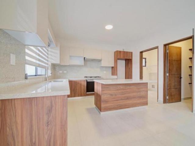 Casa nueva en venta con recámara en planta baja en SETERRA Fresno