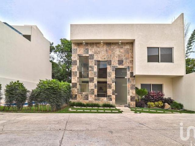 Casa nueva en venta con recamara en planta baja, Lomas de Cuernavaca