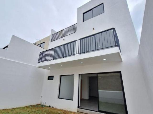 CASA NUEVA EN VENTA DE 4 HABITACIONES Y SÓTANO FRENTE AREA VERDE EN LOMAS PUNTA DEL ESTE