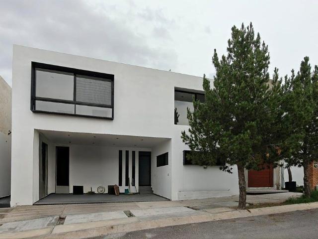 Casa Nueva en Venta dentro de Privada en Club de Golf La Loma