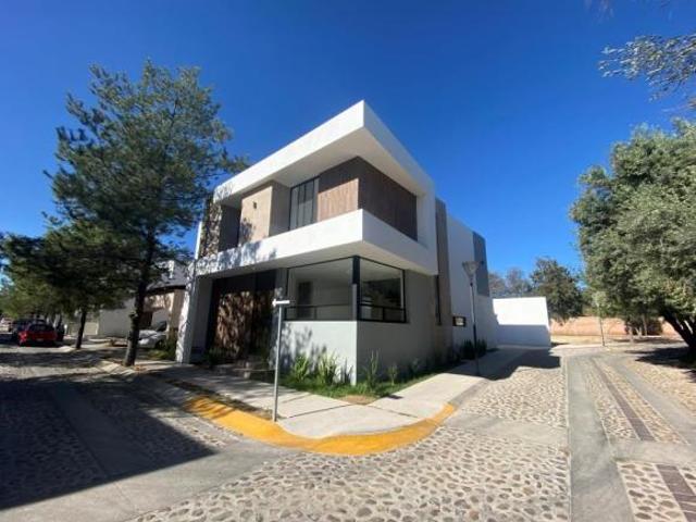Casa NUEVA en venta en Aguascalientes, 4 recamaras, zona de gran plusvalía. Los Olivos Residencial