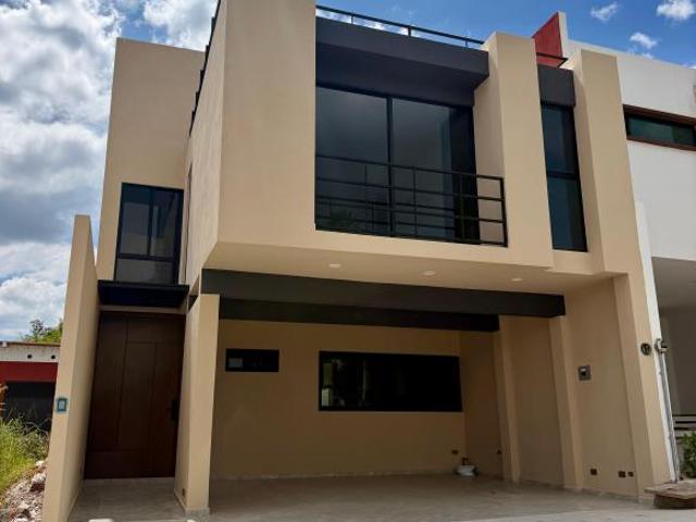 Casa nueva en venta en Finca de las Ánimas – Cocina con isla, jardín y azotea