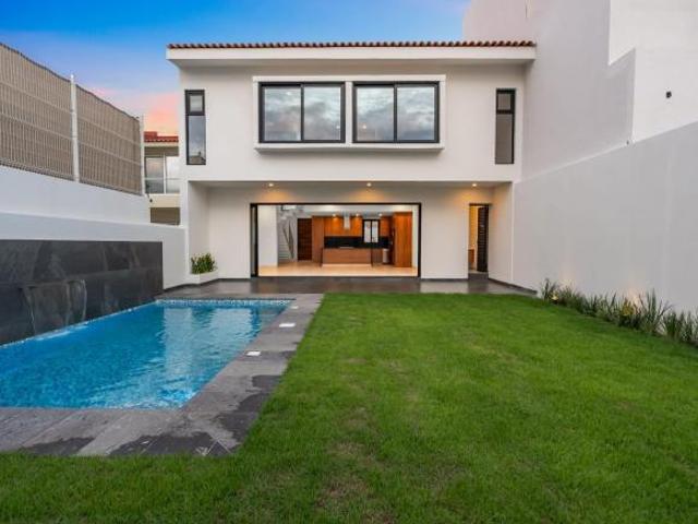 Casa Nueva en Venta en Fluvial Vallarta, Puerto Vallarta | Alberca y 4 Recamaras