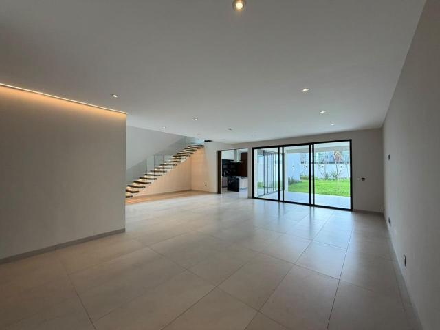 CASA NUEVA EN VENTA EN LA CAMPI?A DEL BOSQUE LE?N, GTO. ZONA NORTE. CON AMPLIO JARD?N Y REC. EN PLANTA BAJA