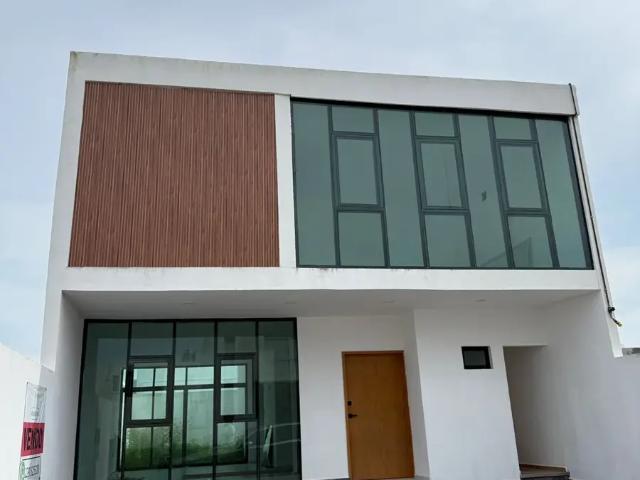 Casa Nueva en Venta en Lomas de la Rioja, Alvarado con Casa Club y Seguridad