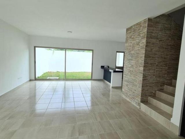 CASA NUEVA EN VENTA EN RESIDENCIAL CON SEGURIDAD ACCESO CONTROLADO Y ALBERCA