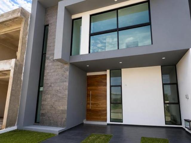 Casa Nueva en Venta en Valle Imperial | Coto Egipcio