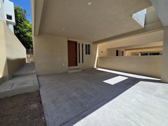 Conjunto de 3 Casas Nuevas sobre Cerro de Bernal