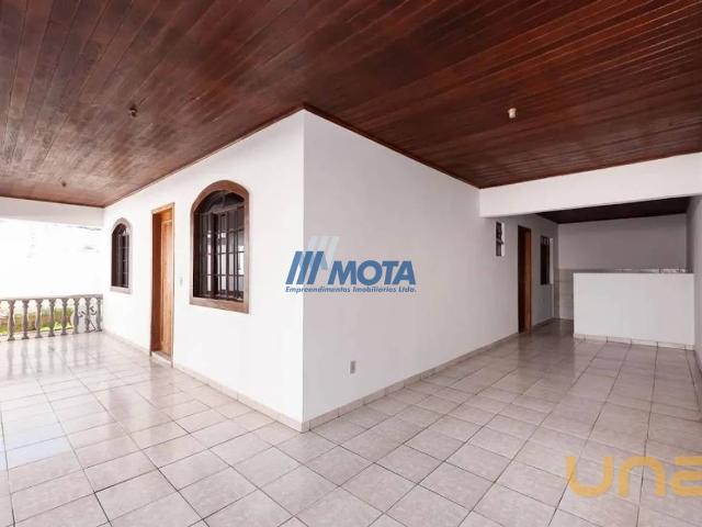Casa na Comendador Antônio Domingues de Barros Bacacheri Curitiba PR, aluguel por R$ 2.300
