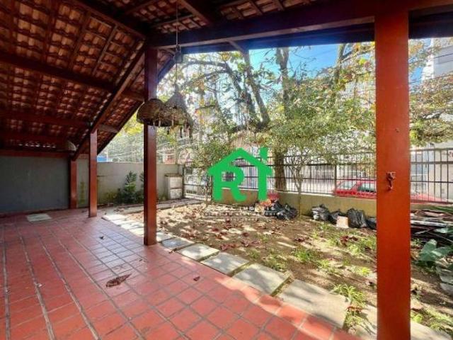 Casa na Praia das Astúrias I 4 quartos I 4 vagas I Rocha Imóveis Guarujá