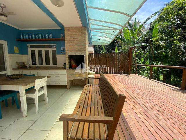 Casa na praia de Juquehy com 3 suítes para locação anual