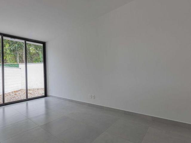 CASA NA PRAIA EM CONDOMÍNIO FECHADO