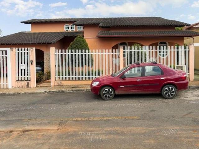 Casa na Qi 8, com 5 suítes e lazer