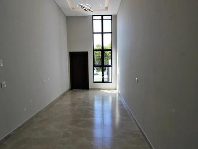 Casa Na Região Central Com 03 Quartos Sendo 01 Suite