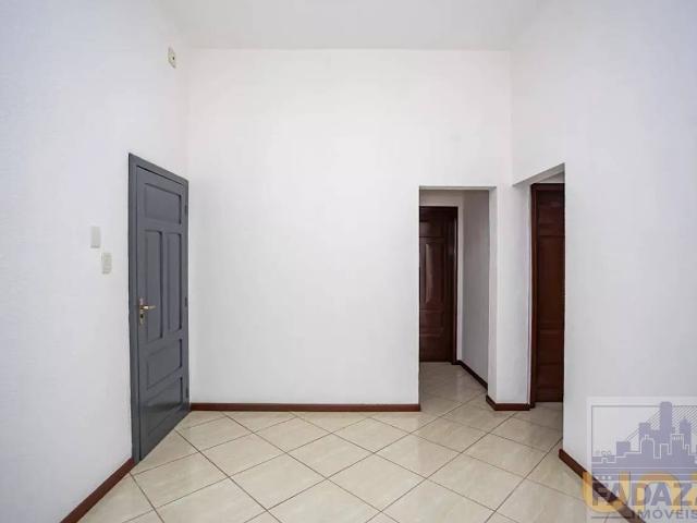 Casa na Rio de Janeiro Água Verde Curitiba PR, aluguel por R$ 2.300