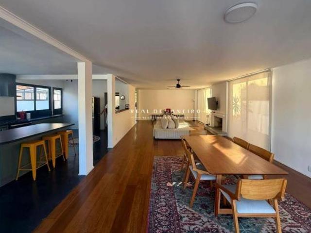 Casa na Vila Madalena: 450 m², 4 quartos, 2 vagas e piscina