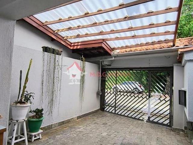 Casa na Vila Mariana, na Rua Luftalla Salim Achoa, com 2 quartos, 2 vagas de garagem, próximo ao met