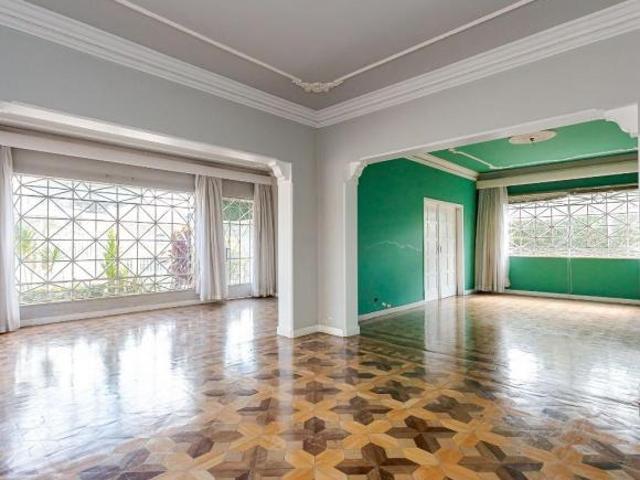 CASA NAS MERCÊS COM 409M² CONSTRUÍDOS EM TERRENO DE 607M² PRÓXIMO À MANOEL RIBAS