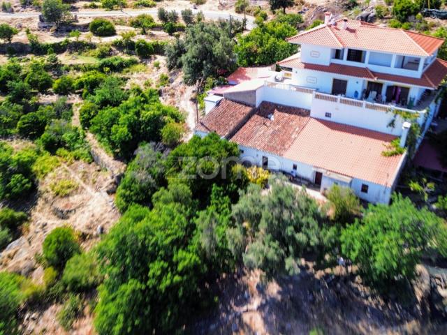 Casa nas Montanhas Monchique com 1,3 ha de terra e potencial para T3