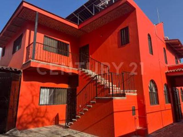 Casa Naranja ubicada en Ajijic Poniente, muy cerca de restaurantes