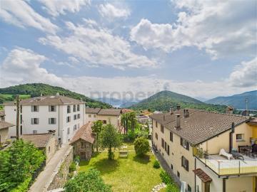 Casa nel nucleo storico di Novaggio con giardino e vista lago