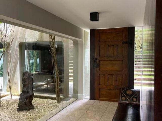 Casa no Morumbi com 2200m2 de terreno e 998m2 área construída. 4 suítes, piscina, adega, churrasquei