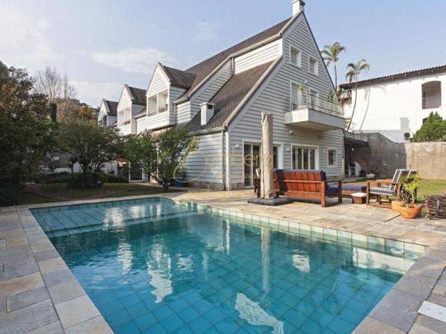 CASA NO MORUMBI COM 4 SUÍTES, 7 VAGAS