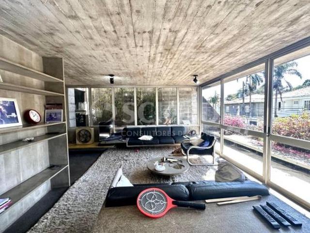 CASA NO MORUMBI E TERRENO ANEXO. PROJETO RUY OTAKE EM CONCRETO APARENTE