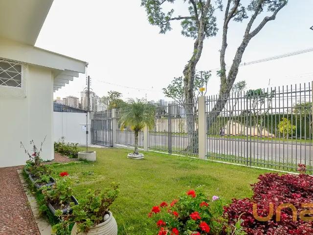 Casa no Água Verde de 190.7 m² com 3 quartos