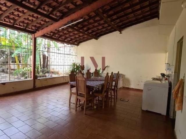 Casa no bairro Tubalina com três quartos sendo uma suíte e armários planejados