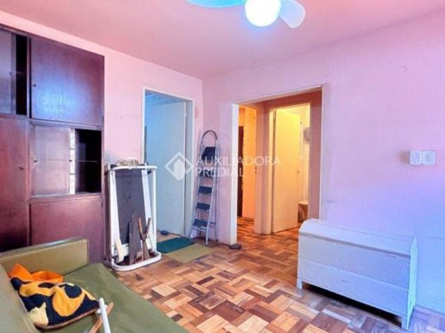 Casa no bairro Vila Jardim, com 3 Quartos com 1 suíte, 2 vagas, com pátio, junto Av. Saturnino de Br