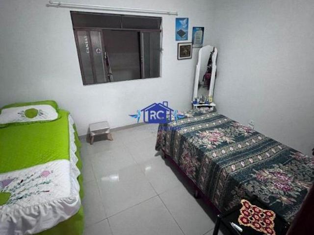 Casa no Bairro Vila Rezende possuindo 3 pavimentos. Terreo: 2 Vagas, casa com 1 quarto, sala, coz