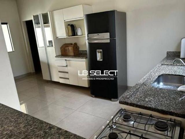 Casa no bairro Santa Mônica com três quartos, suíte e varanda gourmet