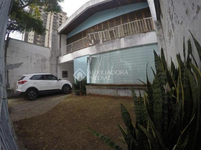 Terreno grande com uma construção de alvenaria